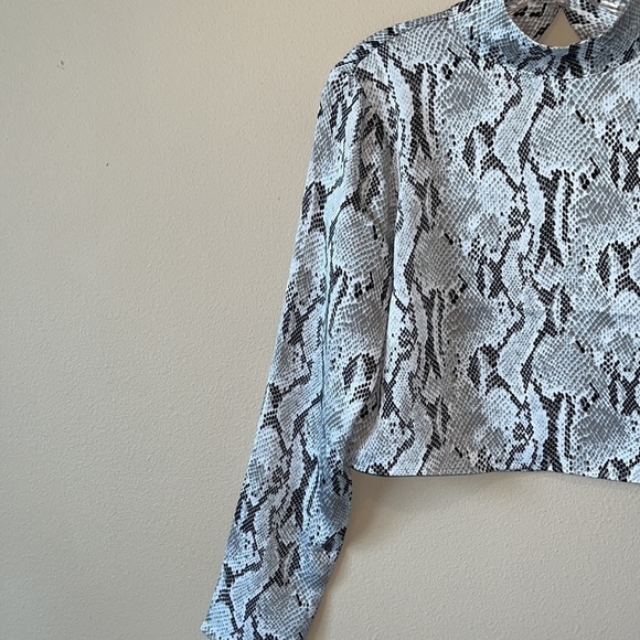 EXPRESS Snake Print Crop Long Sleeve Blouse Women’s S/P - Picture 2 of 7